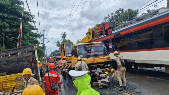 Kecelakaan KA Bandara vs Truk di Poris: Kontainer Terseret, Nihil Korban Jiwa