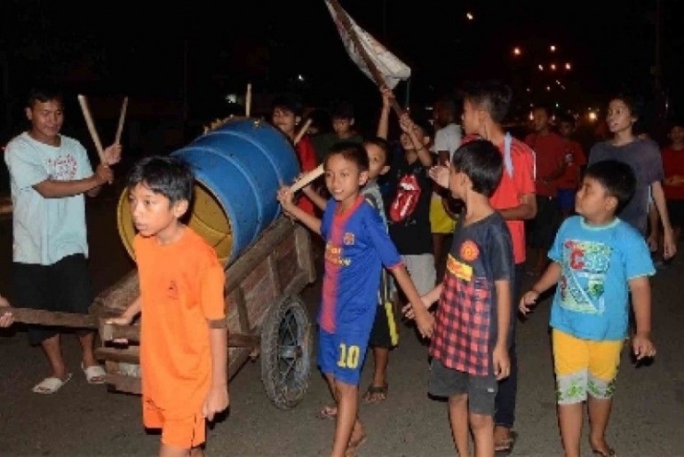5 Tradisi Unik Membangunkan Sahur di Indonesia yang Bikin Ramadan Makin Meriah
