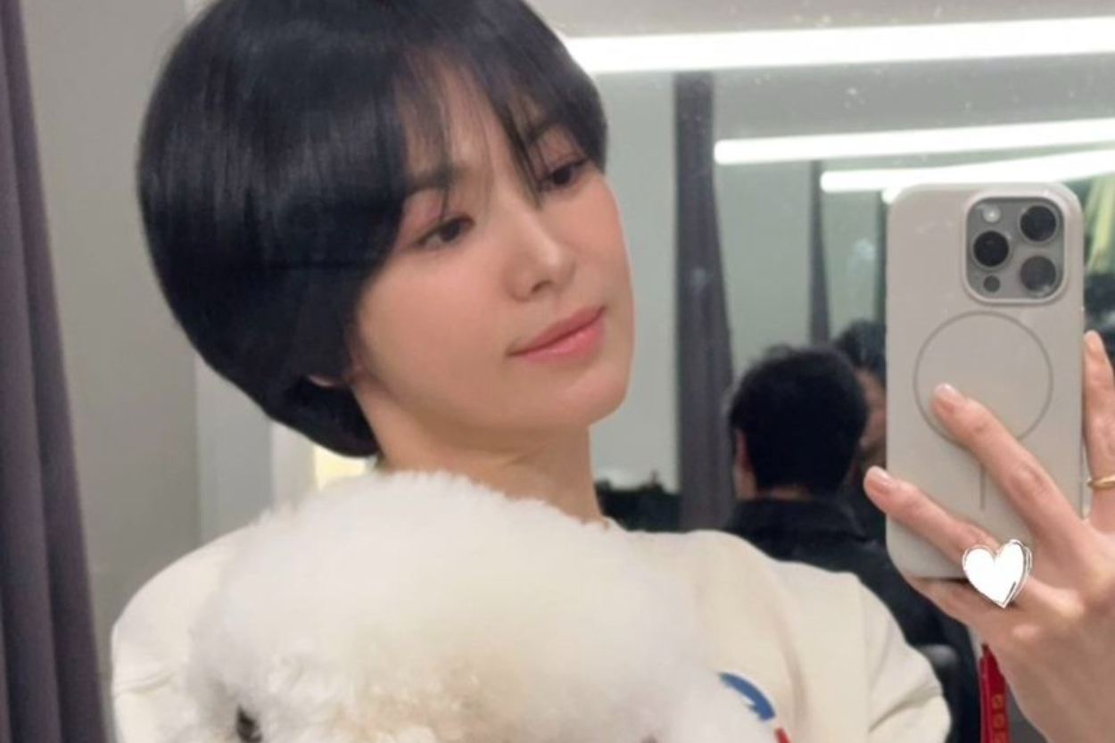 Salfok Pria di Balik Mirror Selfie Song Hye Kyo Diduga Lee Min Ho, Netizen: Tutupi Cincin Pakai Emoji?