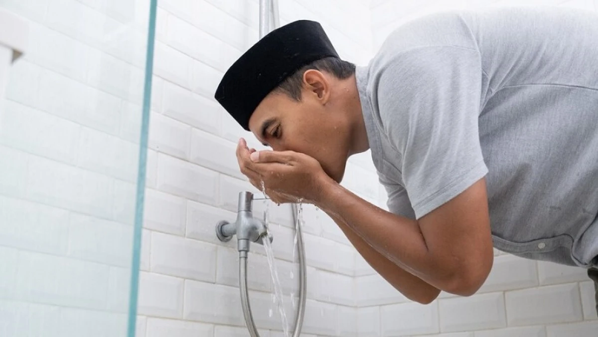 Hukum Berkumur Saat Puasa, Boleh atau Bisa Membatalkan? Ini Penjelasan Lengkap