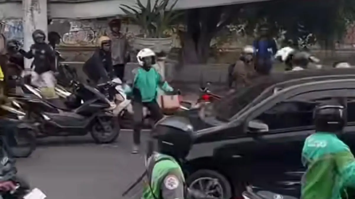 Ugal-ugalan Lawan Arah di Gunung Sahari! Toyota Calya Dikejar Massa, Polisi Turun Tangan