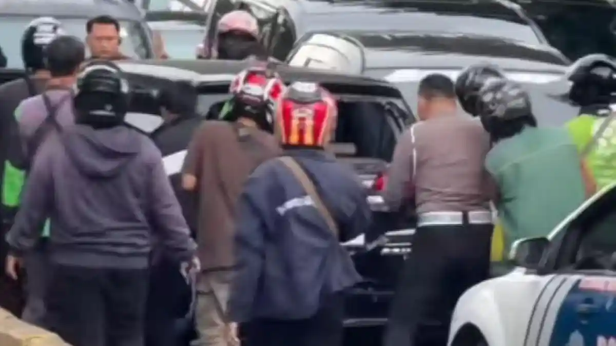 Viral Kabur Saat Disetop Polisi! Mobil Lawan Arah Bikin Chaos di Gunung Sahari