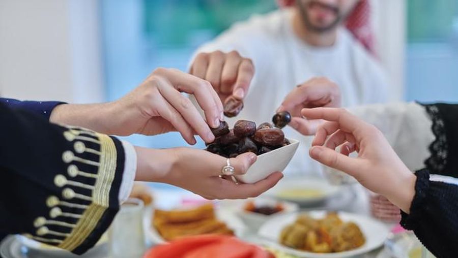 Pahala Setara Puasa! Ini 8 Keutamaan Memberi Makan Saat Buka Puasa Menurut Hadits