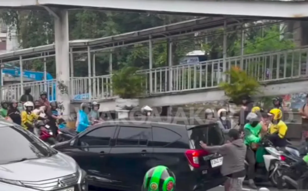 Pengemudi Ugal-ugalan Di Jakarta Pusat Terjaring Patroli, Polisi Temukan Senjata Tajam Dan Plat Nomor Palsu Dalam Mobil Pelaku