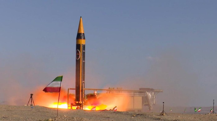 Tak Hanya Israel, Rudal Iran Sasar Pangkalan AS di Qatar dan Bahrain: 