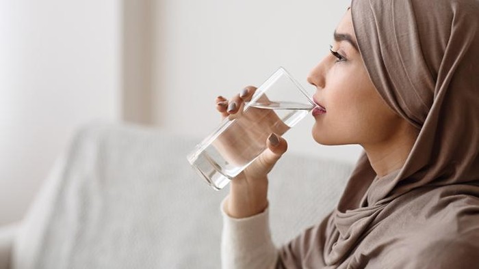 Sering Kehausan Saat Puasa? Coba Pola Minum Saat Sahur Ini