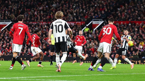Newcastle Tundukkan Manchester United 2-1, Michael Carrick Telan Kekalahan Pertama