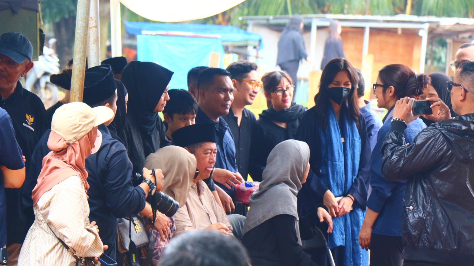 Ketegaran Sheila Dara Antar Vidi Aldiano ke Peristirahatan Terakhir, Suasana Haru Selimuti Pemakaman