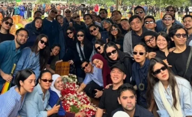 Alasan Pelayat Pakai Baju Biru, Pemakaman Vidi Aldiano di Tanah Kusir Simpan Makna Feng Shui Mendalam