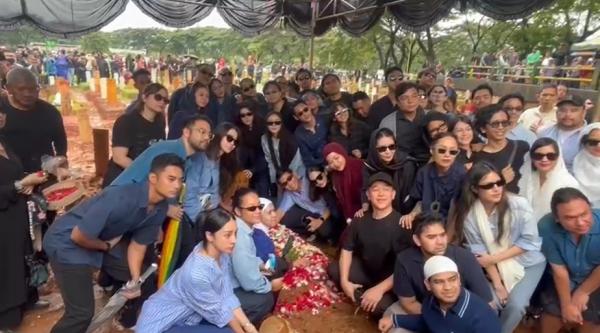 Pemakaman Vidi Aldiano Diselimuti Hujan dan Tangis! Sheila Dara Tegar Antar Sang Suami ke Peristirahatan Terakhir