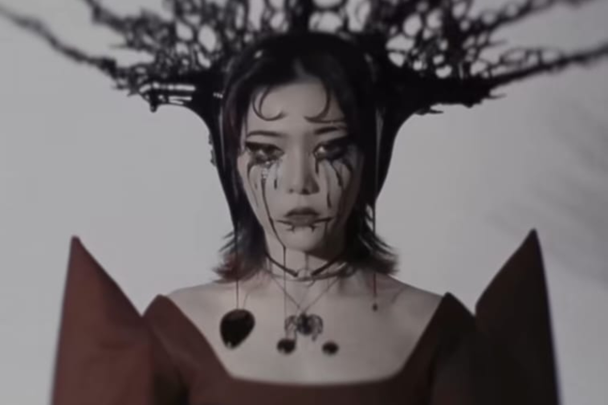 Heboh Simbol Mata Satu di Visual Album Isyana Sarasvati, Netizen Kaitkan dengan Isu Illuminati?