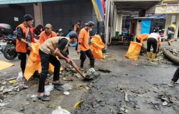 Banjir Periuk Tangerang Mulai Surut, Warga Langsung Gercep Bersih-Bersih Rumah dari Sisa Lumpur Pekat