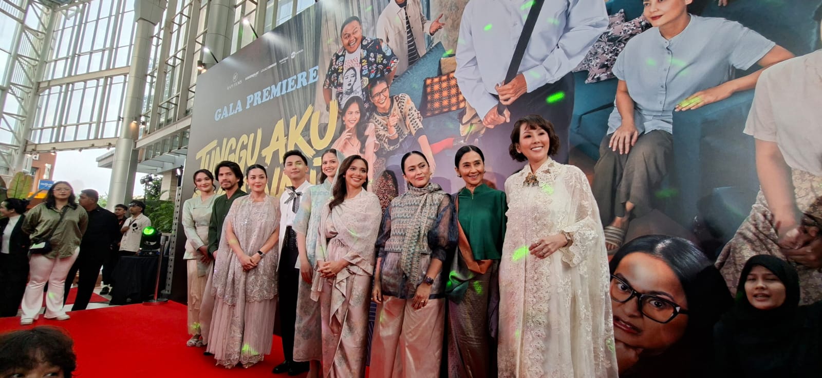 Tunggu Aku Sukses Nanti! Film Ini Bikin Kamu Nangis dan Tersenyum Saat Dihadapkan ‘Pertanyaan Keluarga’ di Momen Lebaran