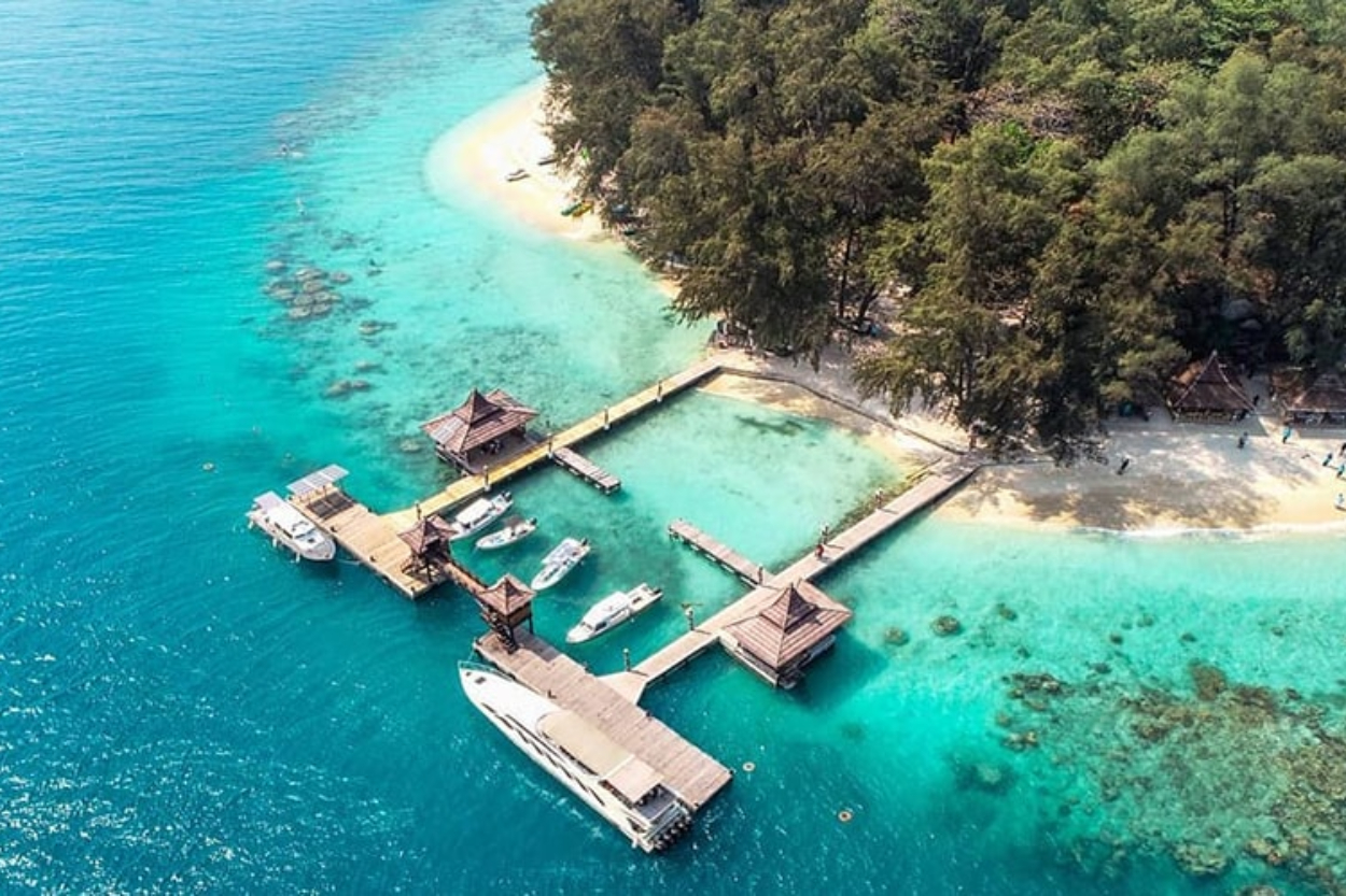 7 Rekomendasi Tempat Wisata Alam Dekat Jakarta 2026: Dari Hutan Pinus hingga Pantai Eksotis