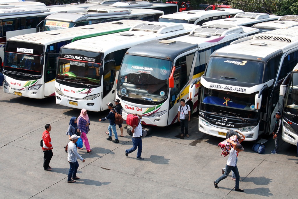 Terminal Kampung Rambutan Mulai Membludak, Ribuan Pemudik Tinggalkan Jakarta Lebih Awal