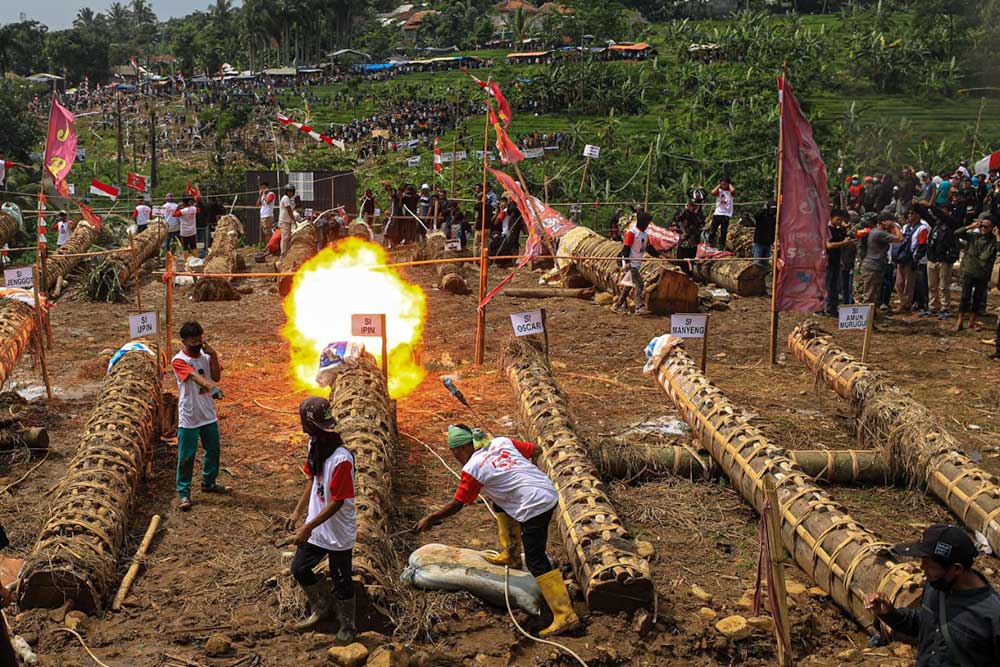 10 Tradisi Unik Idul Fitri di Indonesia: Dari Perang Ketupat hingga Meriam Karbit
