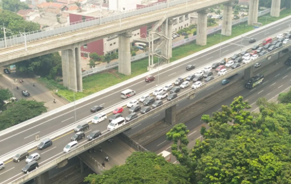 Update Arus Mudik Tol Layang MBZ, Puluhan Ribu Kendaraan Mulai Padati Jalur Cikampek Jelang Lebaran 2026