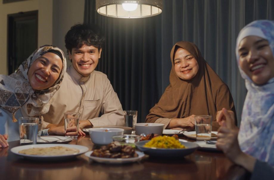 Auto Nostalgia! 9 Lagu Lebaran Jadul Ini Dijamin Bikin Suasana Rumah Langsung Haru & Hangat