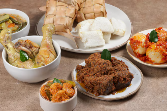 Makanan Lebaran Banyak Tersisa? Ini Tips Aman untuk Menyimpan dan Menghangatkannya