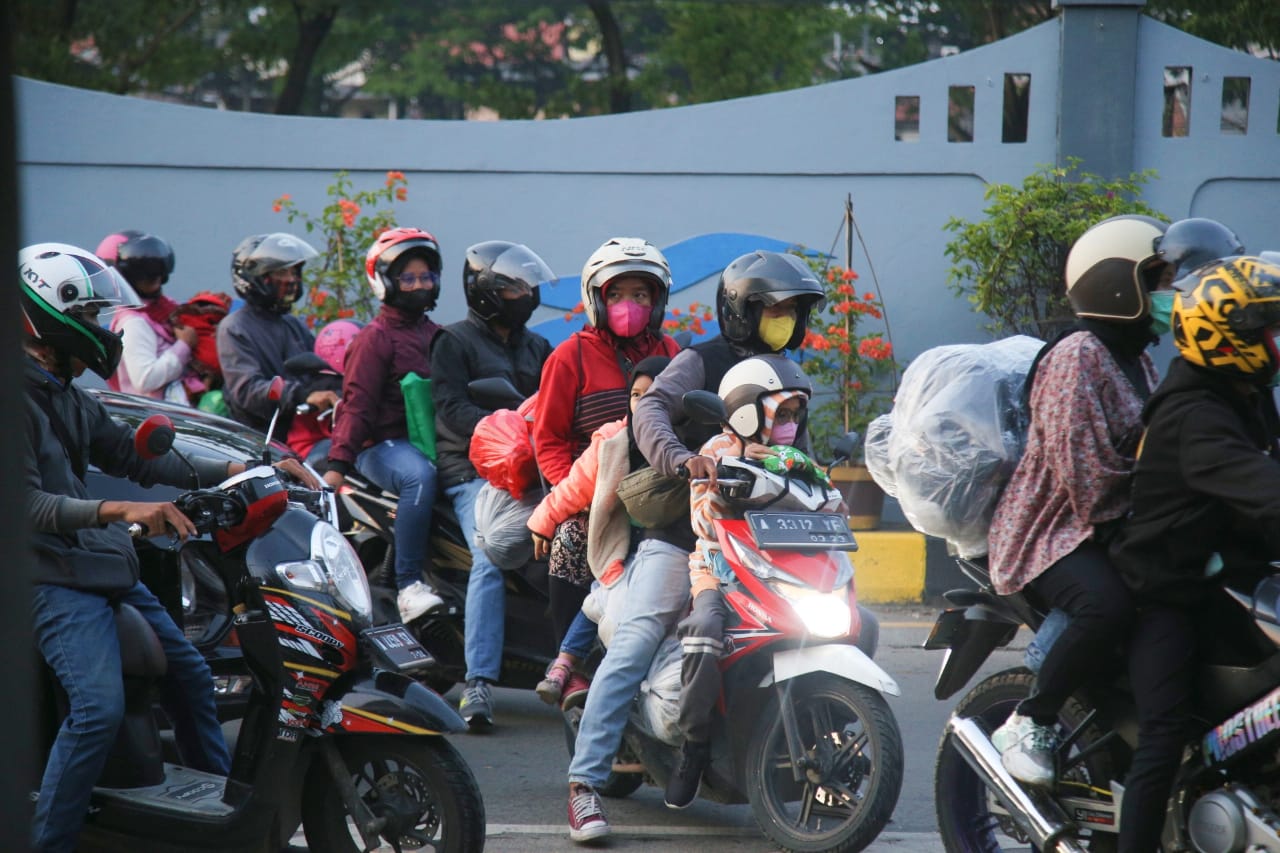 Pemudik Nekat Berhenti di Bahu Tol! Korlantas Turunkan Tim Urai, Kowad dan Polwan Ikut Turun Tangan