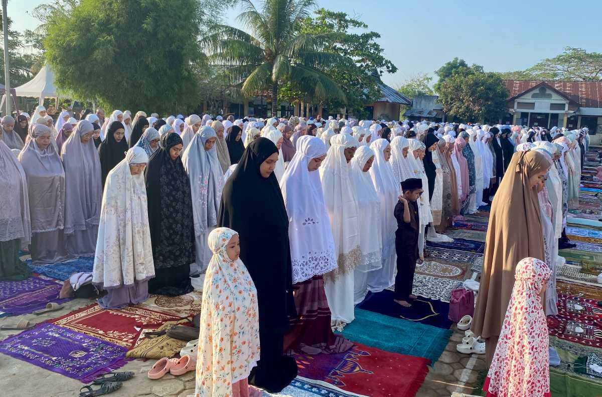 Lebaran di Tenda Darurat, Warga Aceh Tengah Tetap Salat Id Meski Rumah Hancur Dilanda Bencana