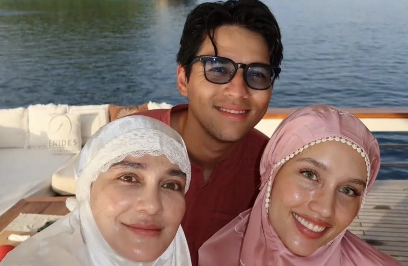 Salat Id Di Atas Yacht Mewah, Gaya Lebaran Estetik Luna Maya Dan Cinta Laura Di Raja Ampat!
