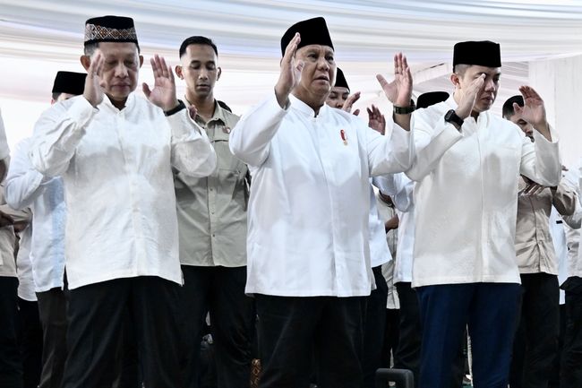 Salat Ied di Aceh Tamiang, Prabowo Duduk di Saf Terdepan Bareng Tito dan Panglima TNI