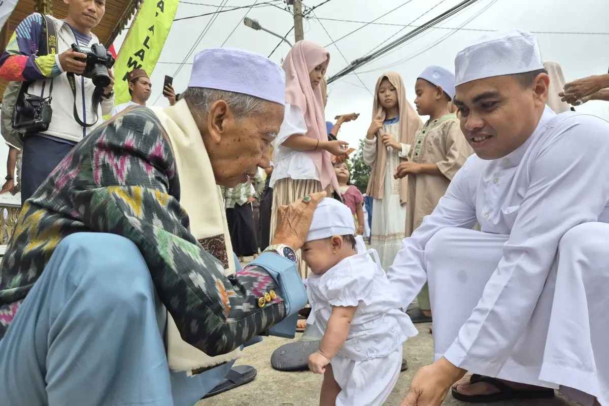 Tradisi Injak Bumi Warnai Lebaran di Jambi, Bayi yang Belajar Jalan Dibawa ke Halaman Masjid