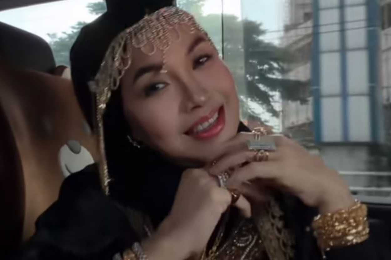 Viral Gaya Mewah Umi Kalsum Pakai Emas: Pro Kontra Netizen dan Pembelaan Ayu Ting Ting