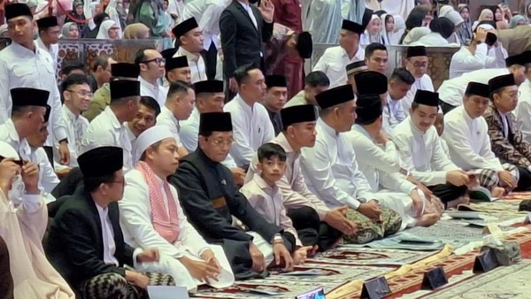 Wapres Gibran Salat Id di Masjid Istiqlal, Didampingi Keluarga dan Disambut Pejabat Negara
