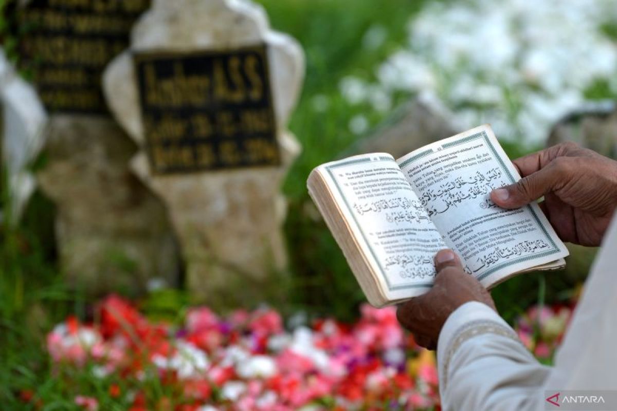 Ziarah Kubur saat Idul Fitri Dilarang atau Dianjurkan? Begini Hukumnya