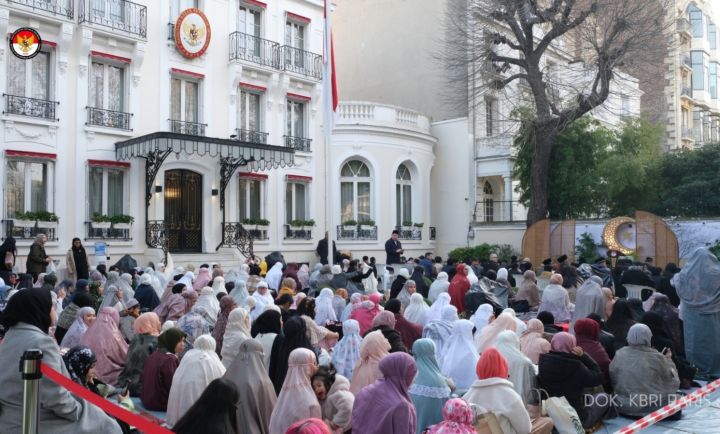 Hangat di Perantauan, Ratusan WNI Padati Salat Id di KBRI Paris