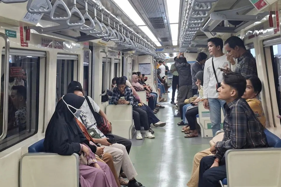 Tarif Rp1 Diserbu Warga! LRT Jabodebek Penuh Penumpang Saat Libur Lebaran 2026, Dukuh Atas Jadi Tujuan Favorit