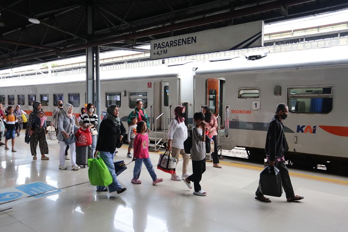 Jakarta Diserbu Pemudik! 51 Ribu Penumpang Tiba dalam Sehari, Stasiun Langsung Padat