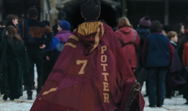 Serial Harry Potter Versi HBO Rilis Foto Perdana, Aksi Dominic McLaughlin Pakai Jubah Gryffindor Langsung Bikin Fans Heboh Dan Nostalgia