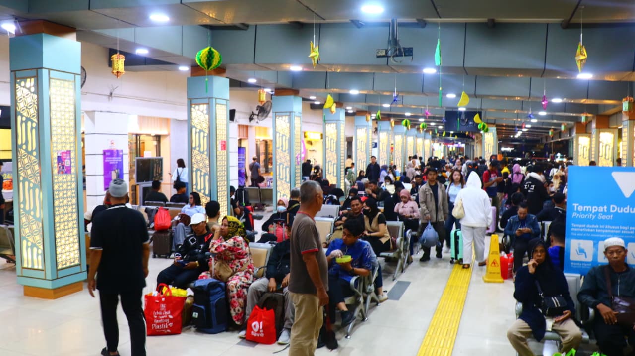 Diserbu Pemudik! Stasiun Pasar Senen Jadi Paling Padat Saat Arus Balik Lebaran 2026