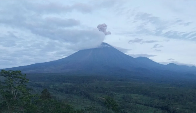 Gunung Semeru Meletus Dua Kali Pagi Ini, Tinggi Letusan Capai 1 Kilometer Dan Warga Dilarang Mendekat Ke Zona Bahaya