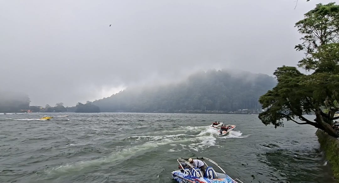 Telaga Sarangan Ada Apa? Wisata Sejuk di Kaki Gunung Lawu Ini Bikin Pemudik Rela Memutar Arah!