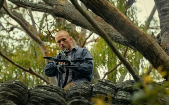 Trailer Film Apex Resmi Rilis Di Netflix, Charlize Theron Dan Taron Egerton Terlibat Aksi Kejar-Kejaran Maut Di Hutan Liar Australia