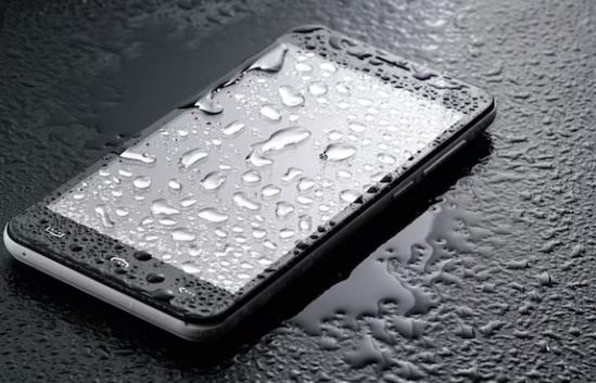 Cara Mengatasi HP Kemasukan Air Supaya Tidak Mati Total, Jangan Langsung Charge Kalau Smartphone Basah Kena Hujan Atau Tercebur