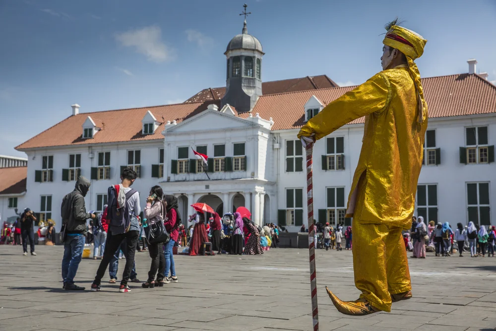 Hari Terakhir Libur Lebaran, Kota Tua Dipadati Pengunjung yang Nikmati Sore Bersama Keluarga