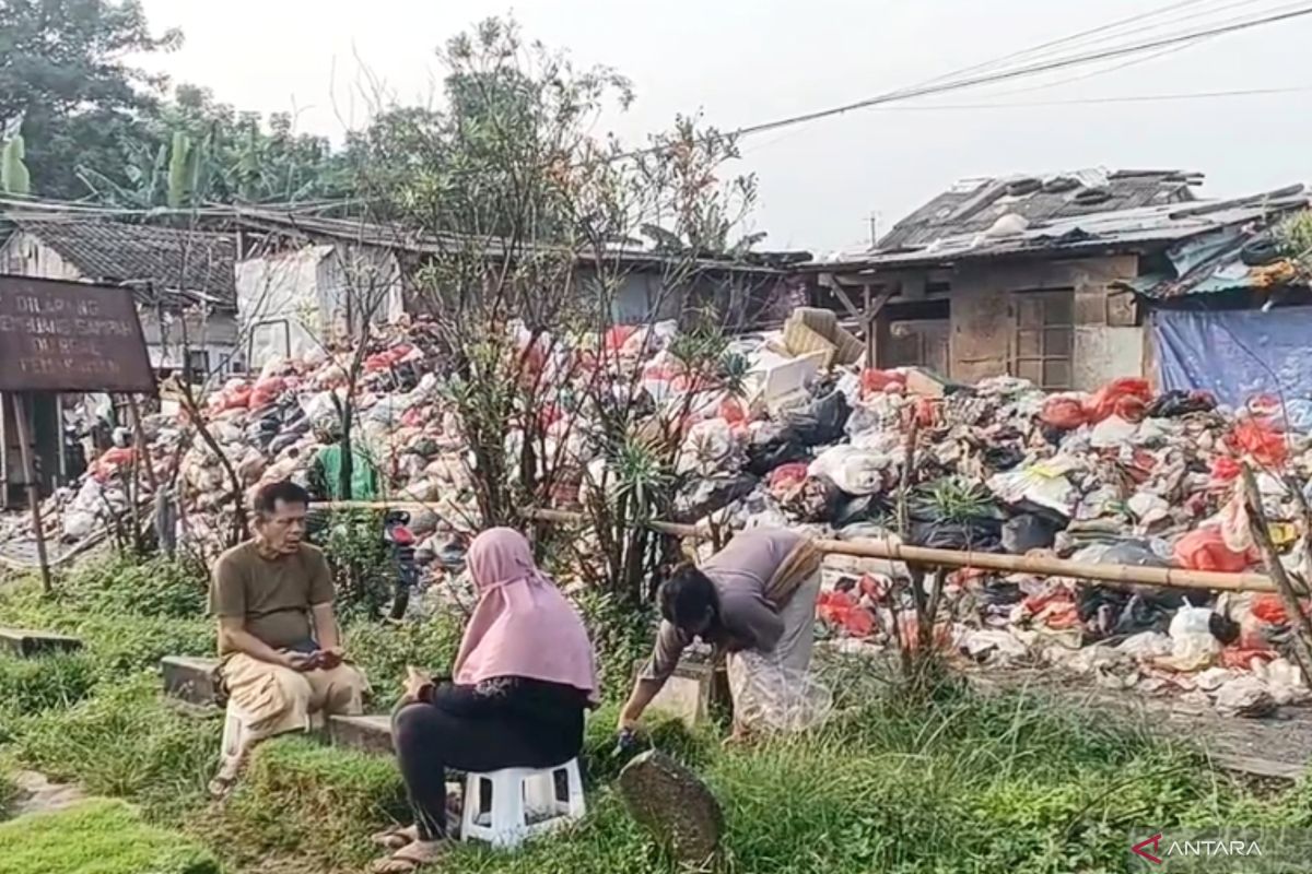 TPS Rawadas Dikeluhkan Warga, Bau Menyengat dan Jalan Becek Ganggu Akses ke TPU