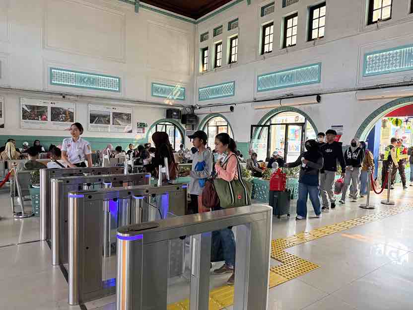 Tembus 5 Juta Penumpang! Kereta Api Jadi Raja Transportasi Lebaran 2026, Okupansi Nyaris Penuh