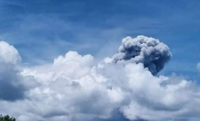 Gunung Dukono Erupsi Lagi Siang Ini, Semburan Abu Vulkanik Tembus 1.400 Meter Ke Langit Maluku Utara!