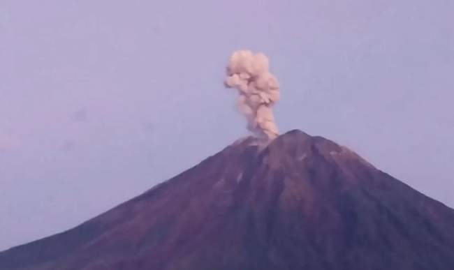 Gunung Semeru Alami Sembilan Kali Erupsi Hari Ini, Letusan Dahsyat Capai Ketinggian 1.000 Meter Ke Langit!