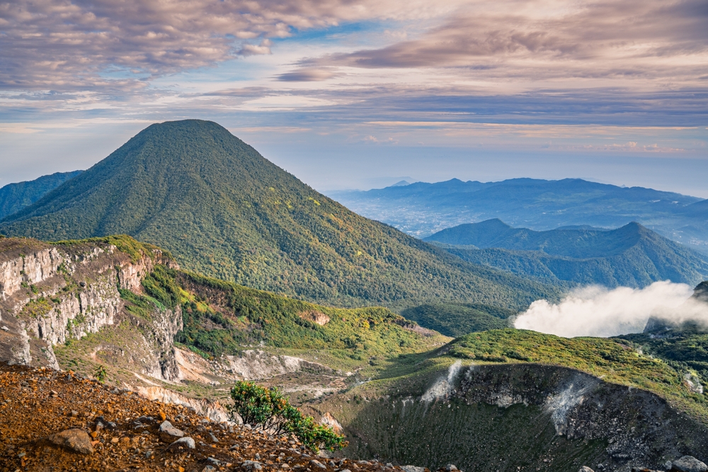Ini 12 Gunung di Indonesia yang Paling Ramah untuk Pendaki Pemula, Jalurnya Landai dan Pemandangan Juara!