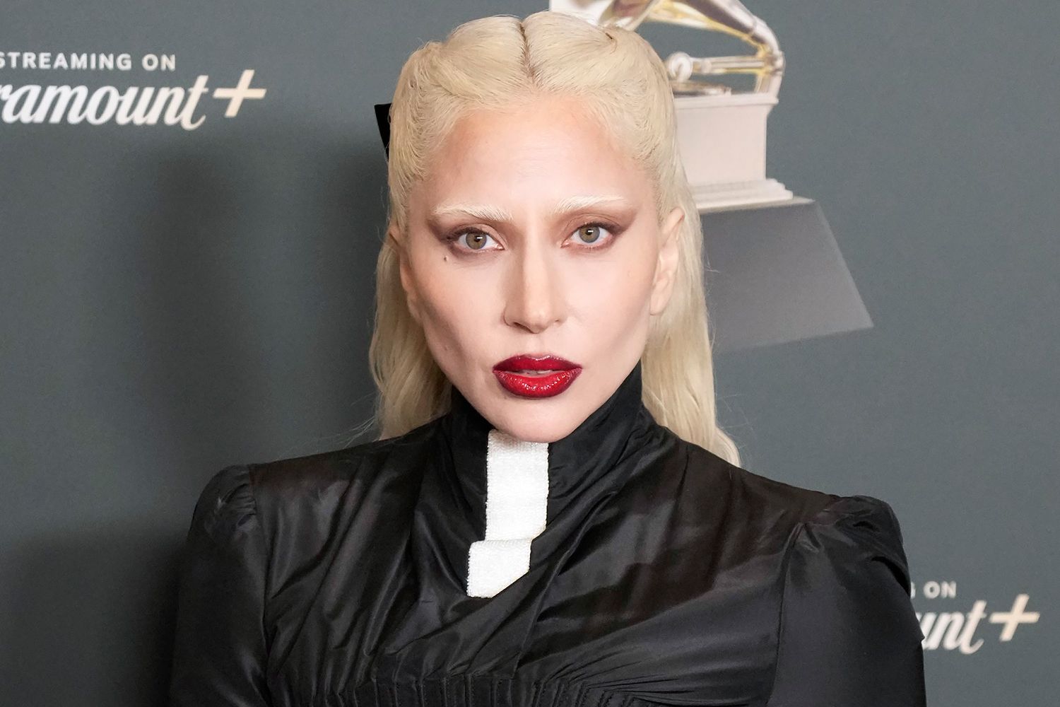 Lady Gaga Batalkan Konser di Kanada Akibat Infeksi Pernapasan