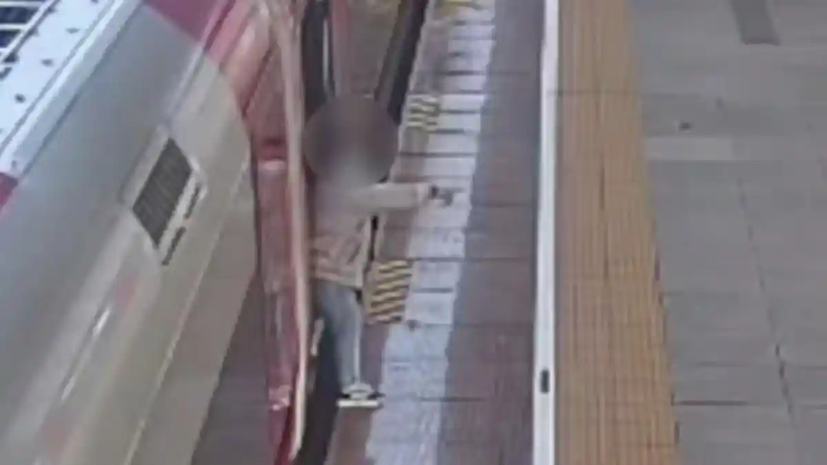 Penumpang Tahan Pintu Whoosh di Padalarang, Kereta Telat 2 Menit