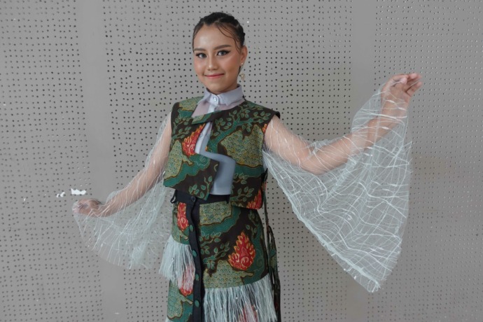 Terinspirasi Air Terjun Irenggolo, Baju Pesta Batik Kediri Ini Tampil Modern dan Elegan untuk Anak Muda