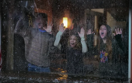 Film Thrash Tayang Di Netflix, Teror Hiu Buas Di Tengah Banjir Besar